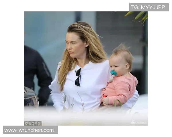 足球巨星萌娃萌态十足引人注目，未来球场之星的初现风采