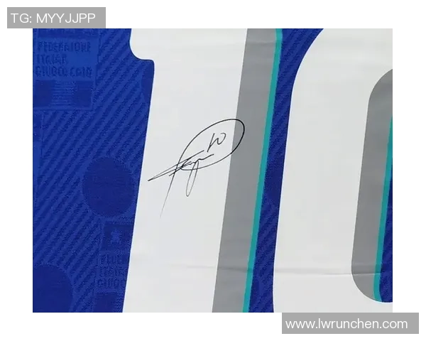 足球巨星为粉丝签名瞬间引发热烈反响 见证偶像亲切一面